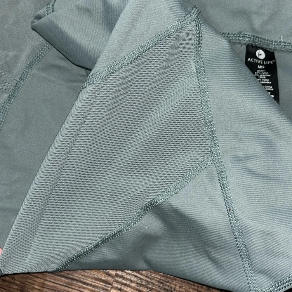 Women’s athletic capris with see through detail on thighs - Picture 4 of 4